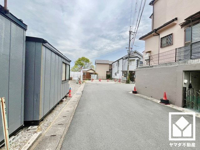 八幡市八幡隅田口　中古戸建の前面道路含む現地写真