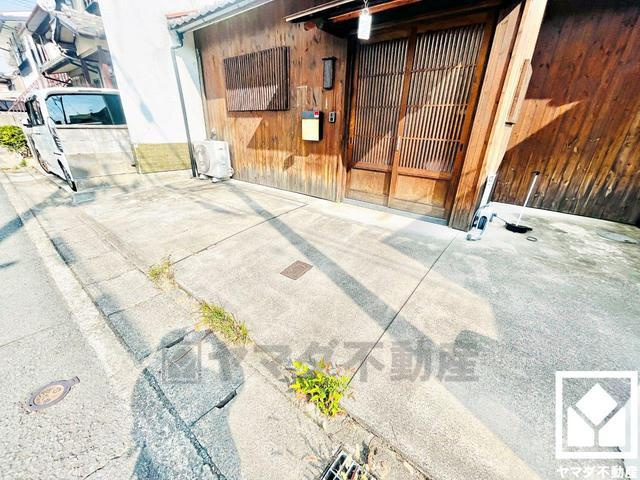 伏見区深草下川原町　中古戸建の駐車場