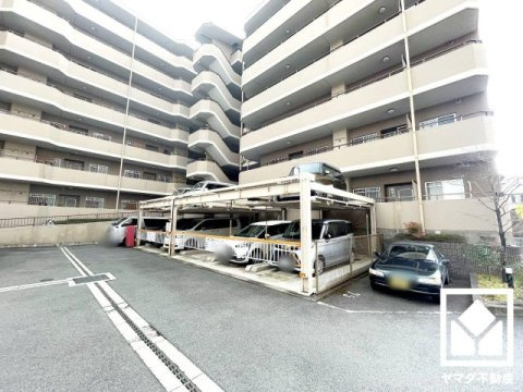 ユニライフ宇治琵琶の駐車場