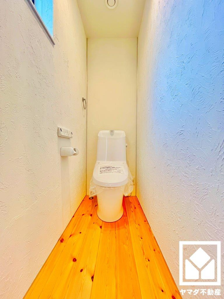 八幡市八幡三反長のトイレ|明るく清潔感溢れるトイレです。