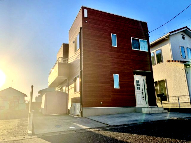 売中古戸建　静岡市駿河区高松の外観|駐車スペースはL字で2台。物置を無くせば3台駐車可能です。