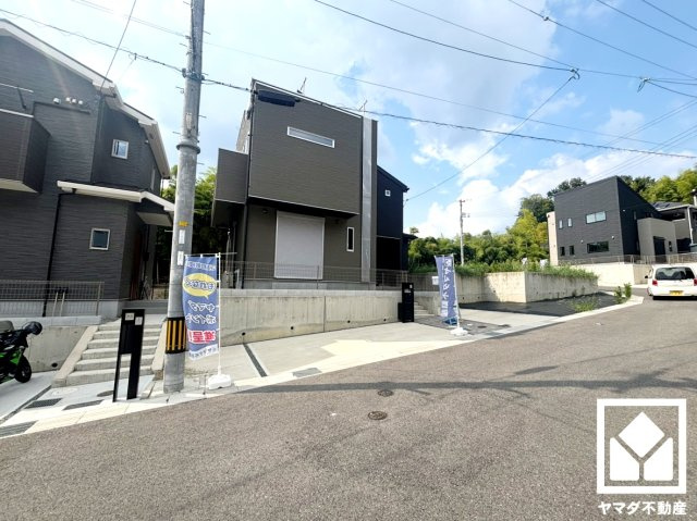 八幡市八幡福禄谷　5号棟の前面道路含む現地写真