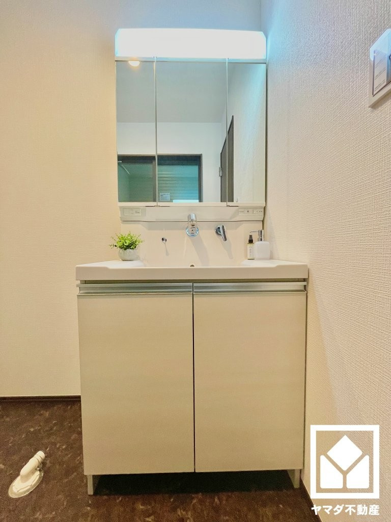 八幡市八幡福禄谷　20号棟の独立洗面台