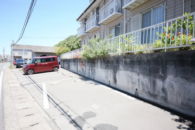 エミナンス東海の駐車場