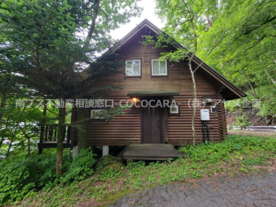 北杜市大泉町西井出　ログハウスの外観|国産杉ログハウス丸ログ