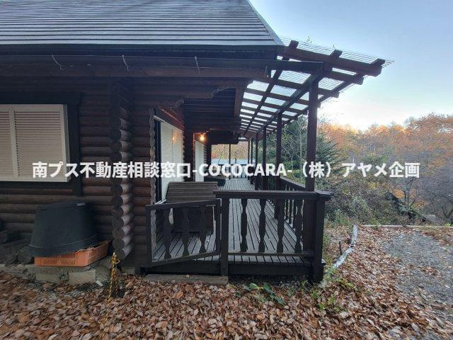 北杜市大泉町西井出　ログハウスの外観|素敵なウッドデッキです♪