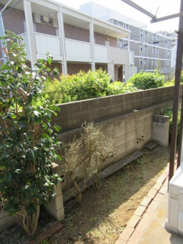 小金井市緑町５丁目のアパートの庭