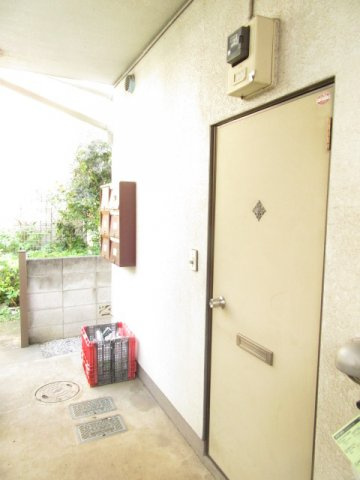 小金井市緑町５丁目のアパートの玄関