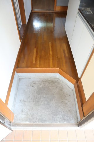 三鷹市井の頭２丁目のアパートの玄関