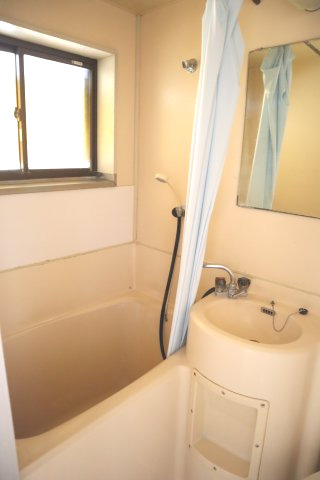 三鷹市井の頭２丁目のアパートの浴室