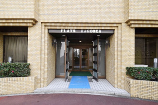 【エントランス】 | オートロックを備えた、マンションのエントランス。やはりセキュリティの観点は欠かすことができません。皆様を“安全”に送り出し、出迎えてくれます。～即日のご見学可能～　お問合せはお気軽にどうぞ。