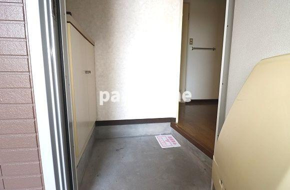 ファミリーメゾン白岩の玄関|収納もある玄関です
※反転の場合あり