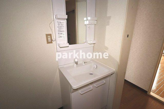 ファミリーメゾン白岩の独立洗面台|独立洗面台、小物を置くことができて便利です
※反転の場合あり