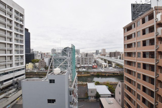 【展望】 | 眼前に広がる空の雄大さと、このお部屋の自慢の一つである「眺望」をご覧ください。毎日、この景色を独り占めできる新生活に夢が広がります。～即日のご見学可能～　お問合せはお気軽にどうぞ。
