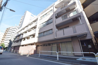 【外観】 | 青空によく映える建物です。手入れの行き届いた外壁やマンション正面エントランスなど、綺麗な姿をぜひ一度、現地にてご覧ください。～即日のご見学可能～　お問合せはお気軽にどうぞ。