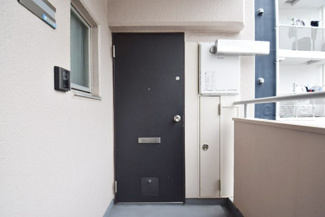 【その他共用部分】 | 皆様をお迎えする、お部屋の玄関ドア。開けやすさや開放角度、ドアノブの操作しやすさや鍵の形状などを、現地で一度ご確認ください。～即日のご見学可能～　お問合せはお気軽にどうぞ。