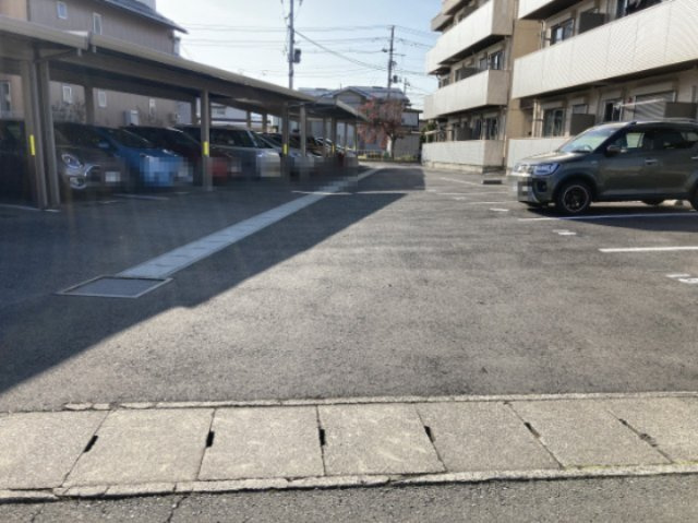 ファミーユ桜田西の駐車場