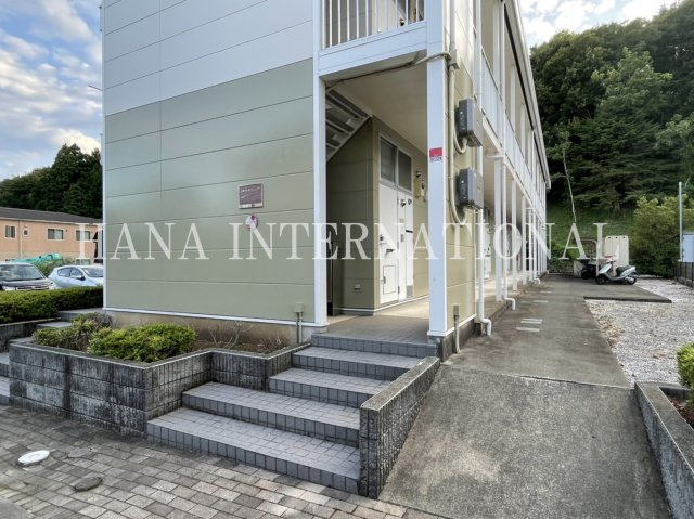 レオパレス丸越のエントランス