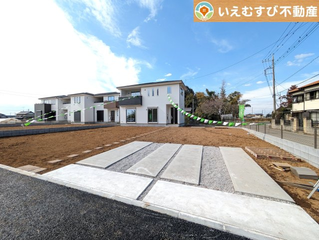 行田市野1期の駐車場|前面道路が広く、間口もゆったり。駐車が苦手なママもらくらく停められます
