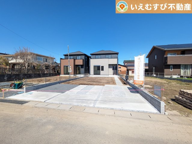 GRAFARE　羽生市北2期の駐車場|前面道路が広く、間口もゆったり。駐車が苦手なママもらくらく停められます
