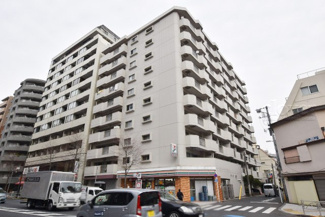【外観】 | 手入れの行き届いた外壁やエントランスなど、「見ればわかる」レベルで清潔感を保ったマンションです。築年数を感じさせない姿で皆様をお出迎えします。～即日のご見学可能～　お問合せはお気軽にどうぞ。