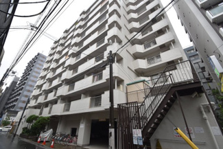 【外観】 | 私たち不動産業スタッフは、よく「いい面構えの建物です」「雰囲気ありますねえ」という言葉を使いますが、当マンションもまさにそのような姿で佇んでいます。～即日のご見学可能～　お問合せはお気軽にどうぞ。