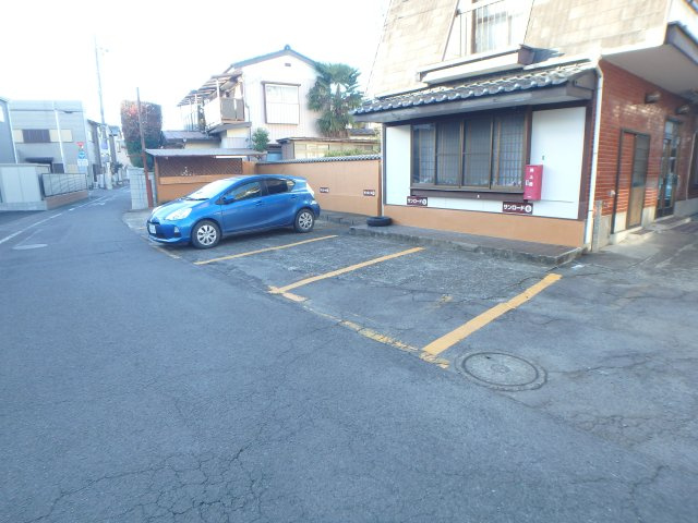 澤部テナント　1Fの駐車場|駐車場に車を止められます