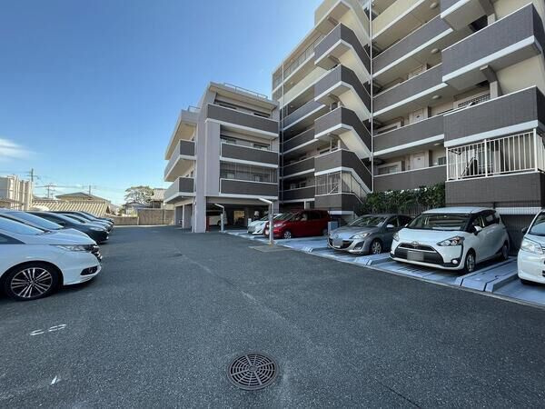 ファーネスト前原の駐車場