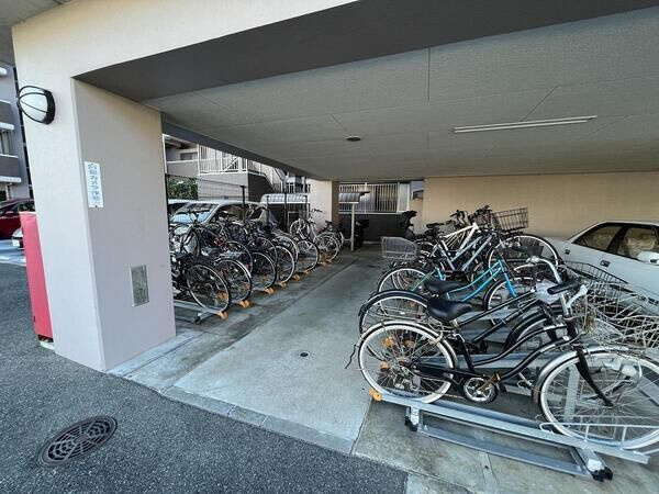 ファーネスト前原の駐車場