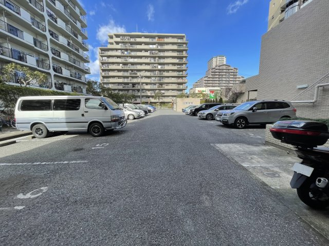 ライオンズマンション仙台堀川公園の駐車場