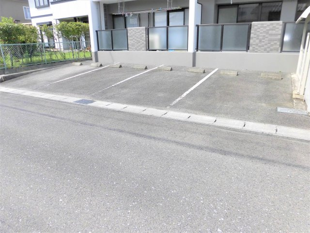 プレジール　シャトーの駐車場