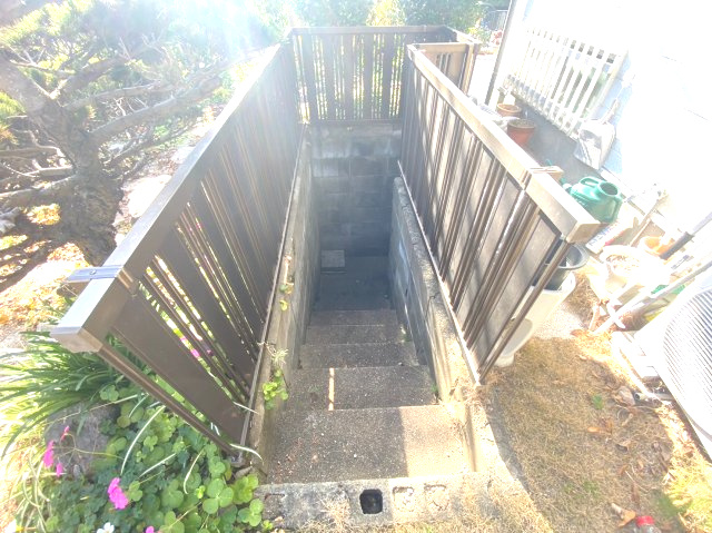 糟屋郡粕屋町長者原東7丁目　中古戸建の駐車場|お家から階段を降りると駐車場です！シャッター付きで安心、2台駐車できて便利ですね♪