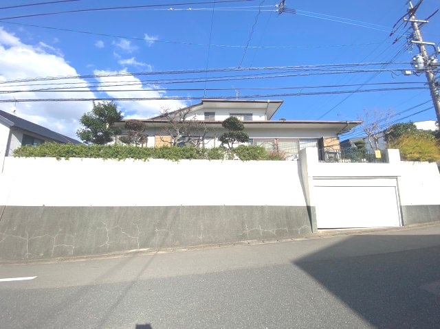 糟屋郡粕屋町長者原東7丁目　中古戸建の外観|お家の前の道路は広くて開放感がありますね。