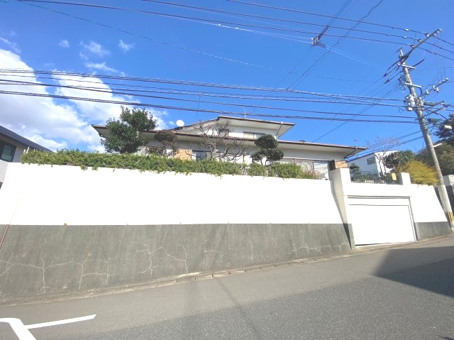 糟屋郡粕屋町長者原東7丁目　中古戸建の外観|お家の前の道路は広くて開放感がありますね。