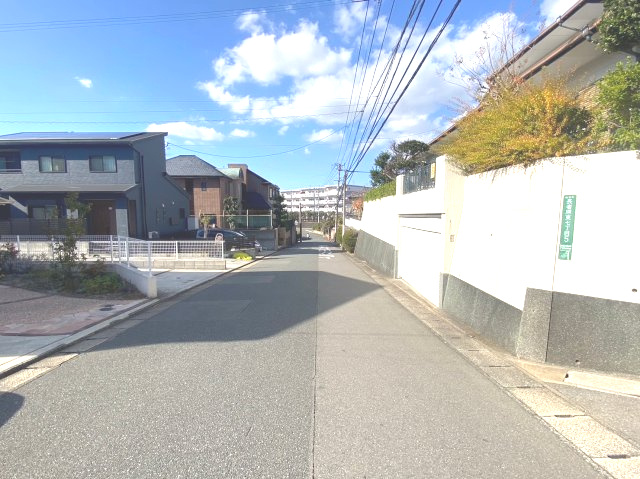 糟屋郡粕屋町長者原東7丁目　中古戸建の前面道路含む現地写真|駐車場の前の道路は広々として、車の出入りもしやすいですね！