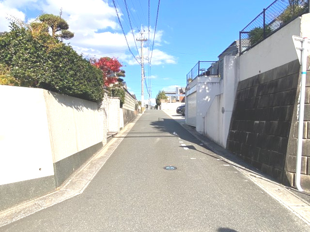 糟屋郡粕屋町長者原東7丁目　中古戸建の前面道路含む現地写真|駐車場の前の道路は広々。運転しやすいです！
