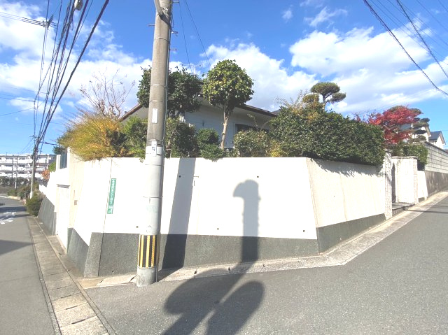 糟屋郡粕屋町長者原東7丁目　中古戸建の前面道路含む現地写真|駐車場の前の道路は広々。