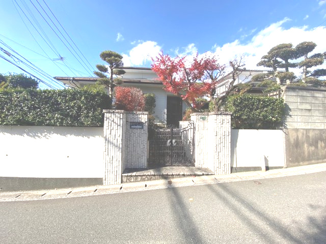 糟屋郡粕屋町長者原東7丁目　中古戸建の外観|土地の広さは254.17㎡、約84坪とゆったりとしています。玄関には門扉もついていて安心。