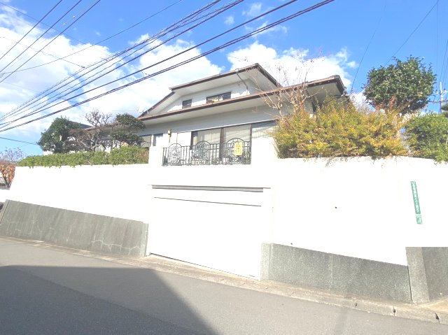 糟屋郡粕屋町長者原東7丁目　中古戸建の外観|駐車場は2台止められます！シャッター付きでセキュリティもバッチリ！