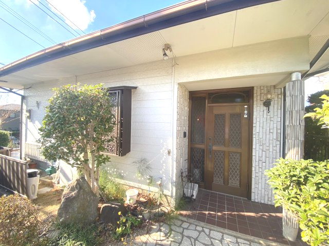 糟屋郡粕屋町長者原東7丁目　中古戸建の外観|玄関のまわりにも木々の緑が映えますね。