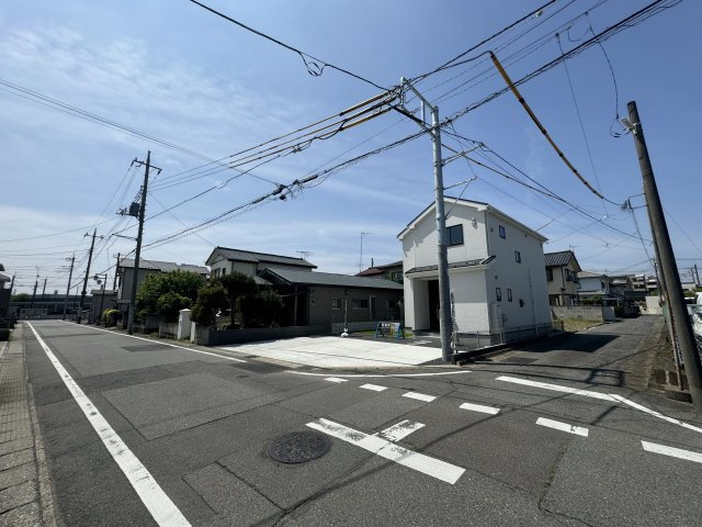 新築　前橋市天川大島町23-1期　LIGNAGE　1号棟の前面道路含む現地写真|東側接道幅員約6ｍ　北側接道幅員約4ｍ