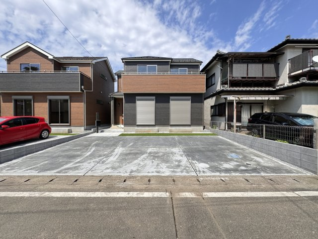 新築　高崎市筑縄町2期　Heartful　Town　2号棟の駐車場|現地写真　駐車スペースは建南北側に並列3台分可能です！

