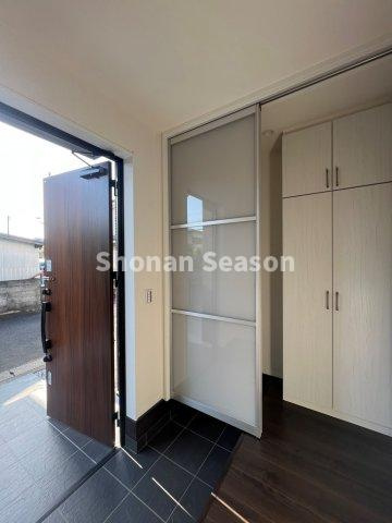 【玄関】 | 履物やアウトドア用品などサッとしまえて便利な広々としたシューズBOXが備わっております。