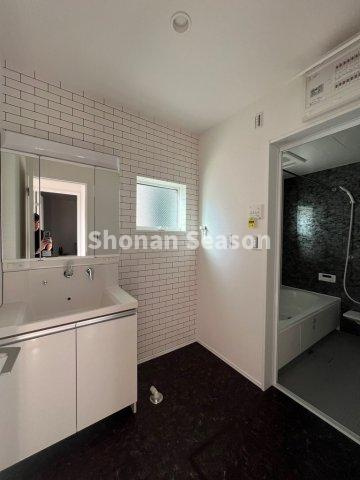 【独立洗面台】 | 身だしなみや髪の毛のセットがしやすい三面鏡付き洗面台◎シャワー水栓は朝の支度やお掃除にも効率よく使えますよ♪