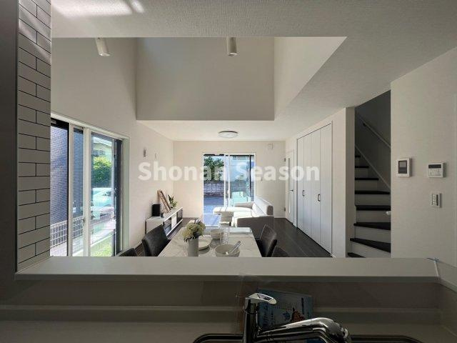 【キッチン】 | お料理をしながらリビング全体が見渡せる人気の対面キッチン◎遊んでいるお子様やペットの様子確認ができる安心の間取りです。