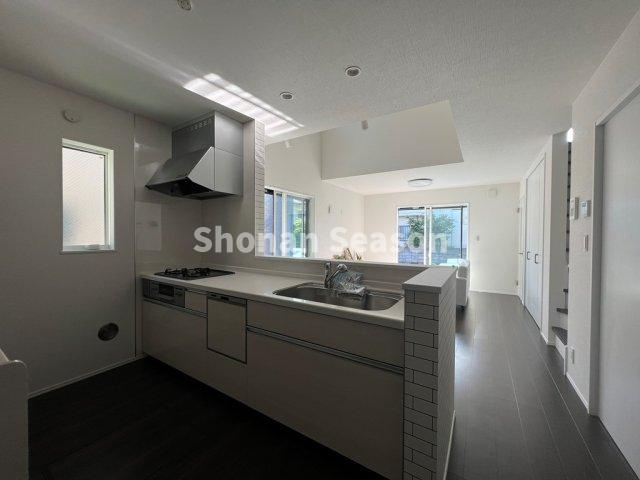 【キッチン】 | 対面キッチンからLDK全体が見渡せる人気の間取りプラン♪ご家族と会話も弾み、コミュニケーション良好です。