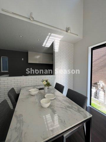 【ダイニング】 | 対面キッチンからのお料理提供や配膳もスムーズ◎お子様にも手伝ってもらいながら作業ができますね！