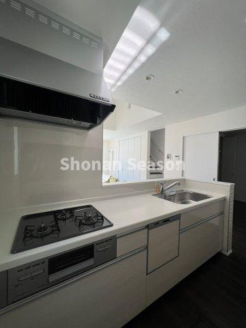 【キッチン】 | 使いだしたら手放せない！家事時短に繋がる「食器洗浄機」を標準搭載しております。サッと洗って乾燥機能としても使えて便利ですよ。