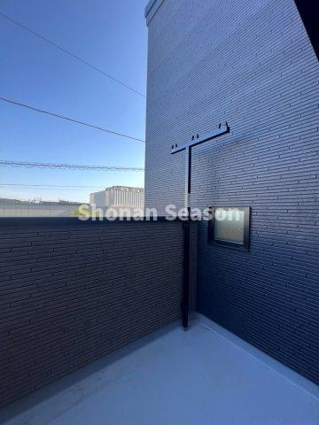 【バルコニー】 | 心地の良い陽光溢れる南向きバルコニーは洗濯物やお布団が干す事ができ、気持ちよく乾くのが嬉しいですね。