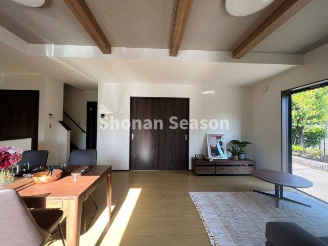 【居間・リビング】 | 上部の梁が木のぬくもりを感じ、アクセントクロスがお洒落な空間を演出♪